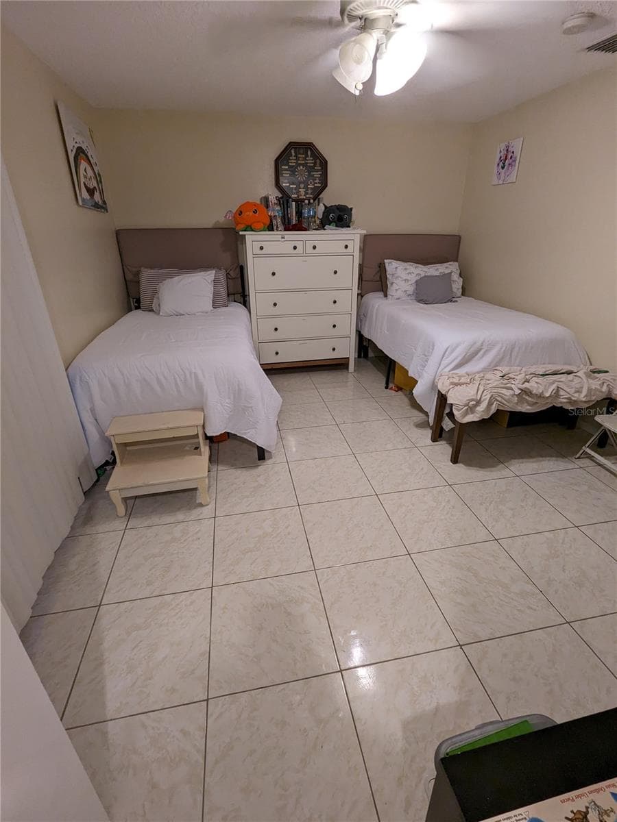 GUEST BEDROOM AT FRONT OF HOUSE HAS LONG WINDOWS & WALK-IN CLOSET - 3937 SAIL DR, NEW PORT RICHEY