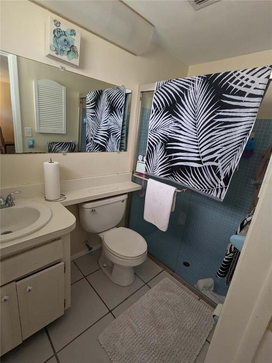 EN-SUITE BATH IN PRIMARY BEDROOM HAS GLASS SHOWER DOORS - 3937 SAIL DR, NEW PORT RICHEY