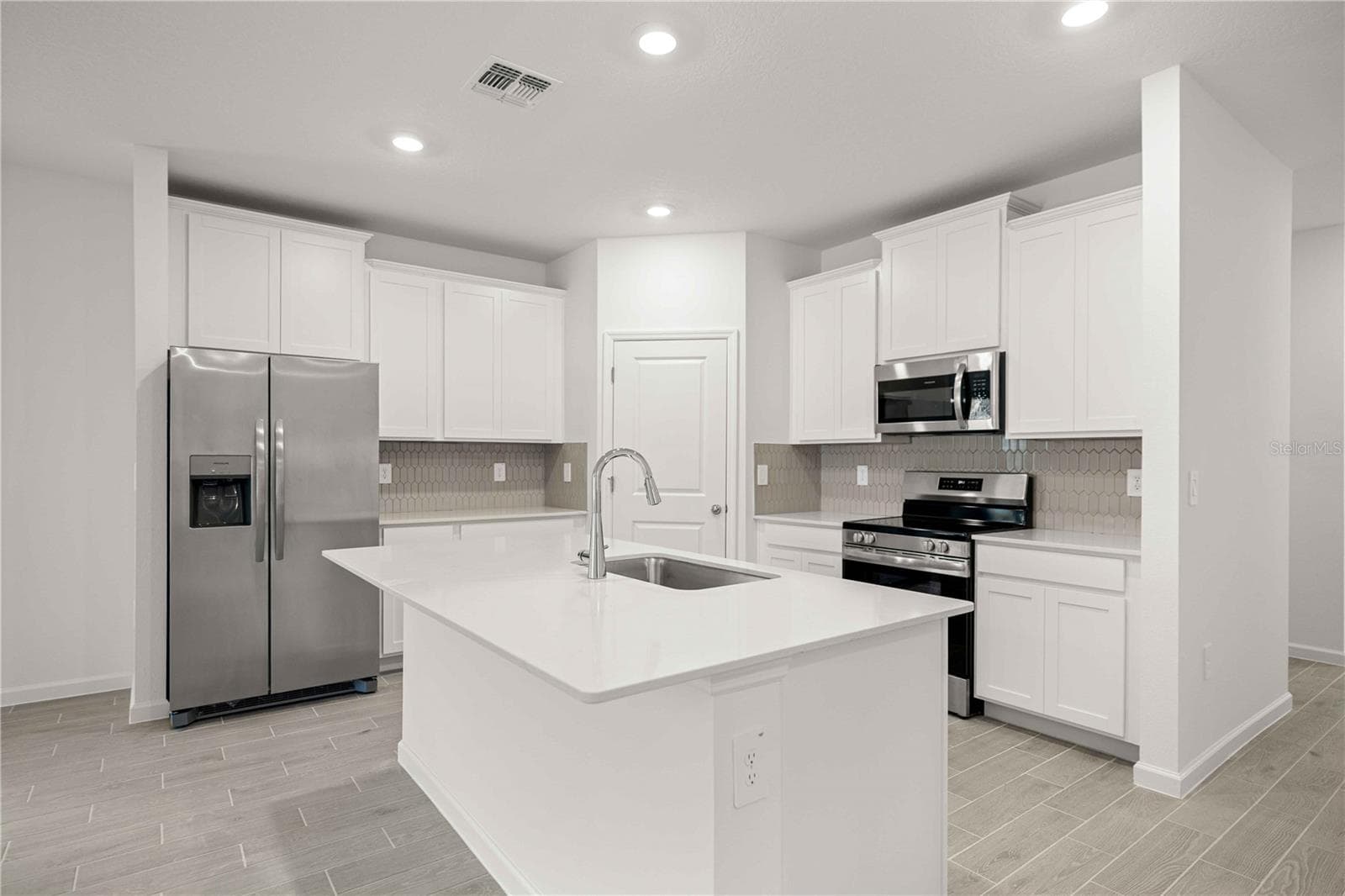 Single Family Residence at 8687 SW 67TH CIR, OCALA, photo 7 of 16