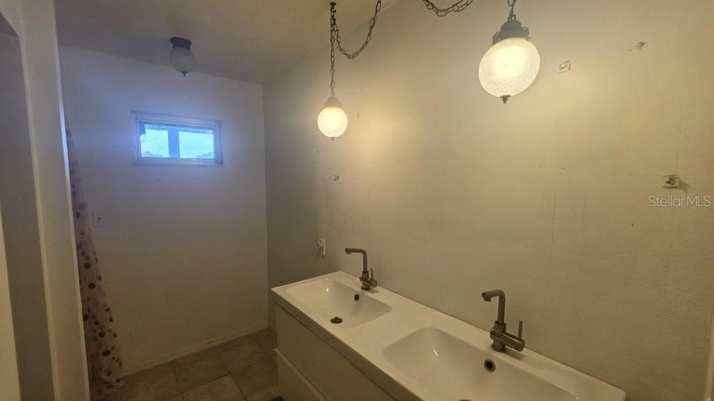 Hall bathroom - 920 LAKE COVE TRL, LAKELAND