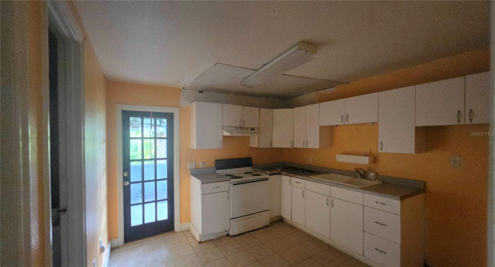 Cottage kitchen - 920 LAKE COVE TRL, LAKELAND