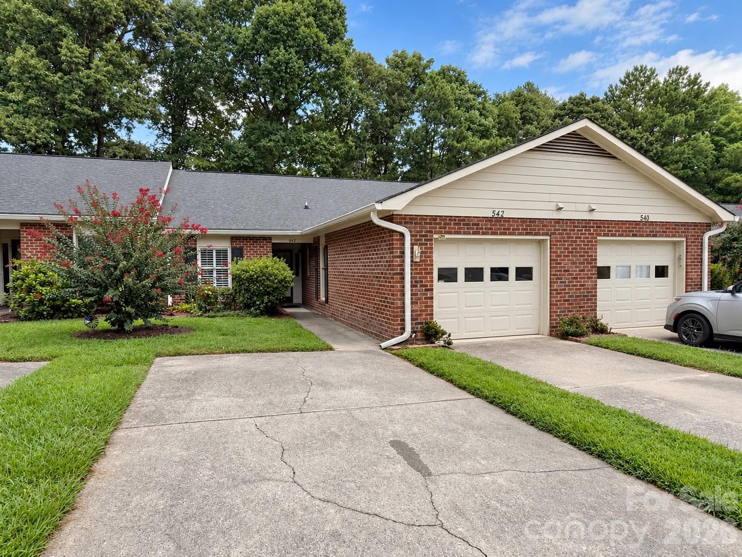 542 Camrose Circle NE
