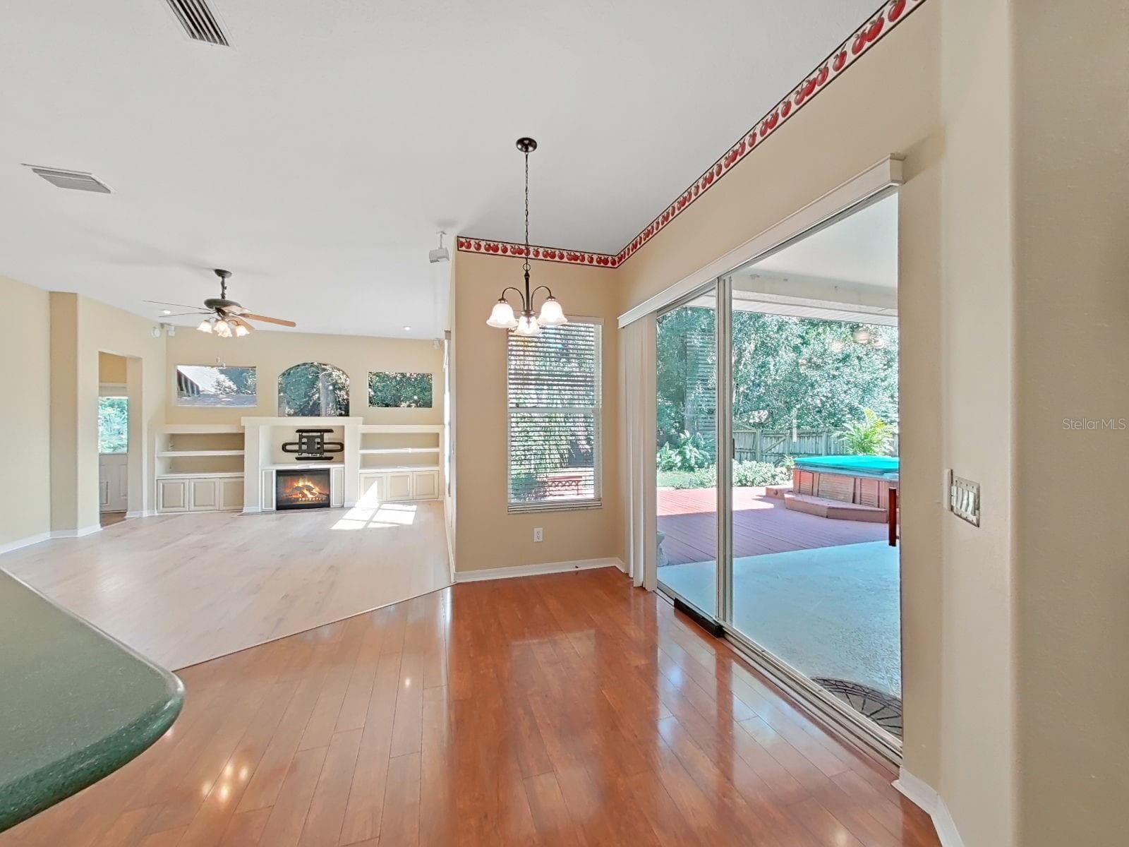 Lots of Light! - 14915 DEVONSHIRE WOODS PL, TAMPA