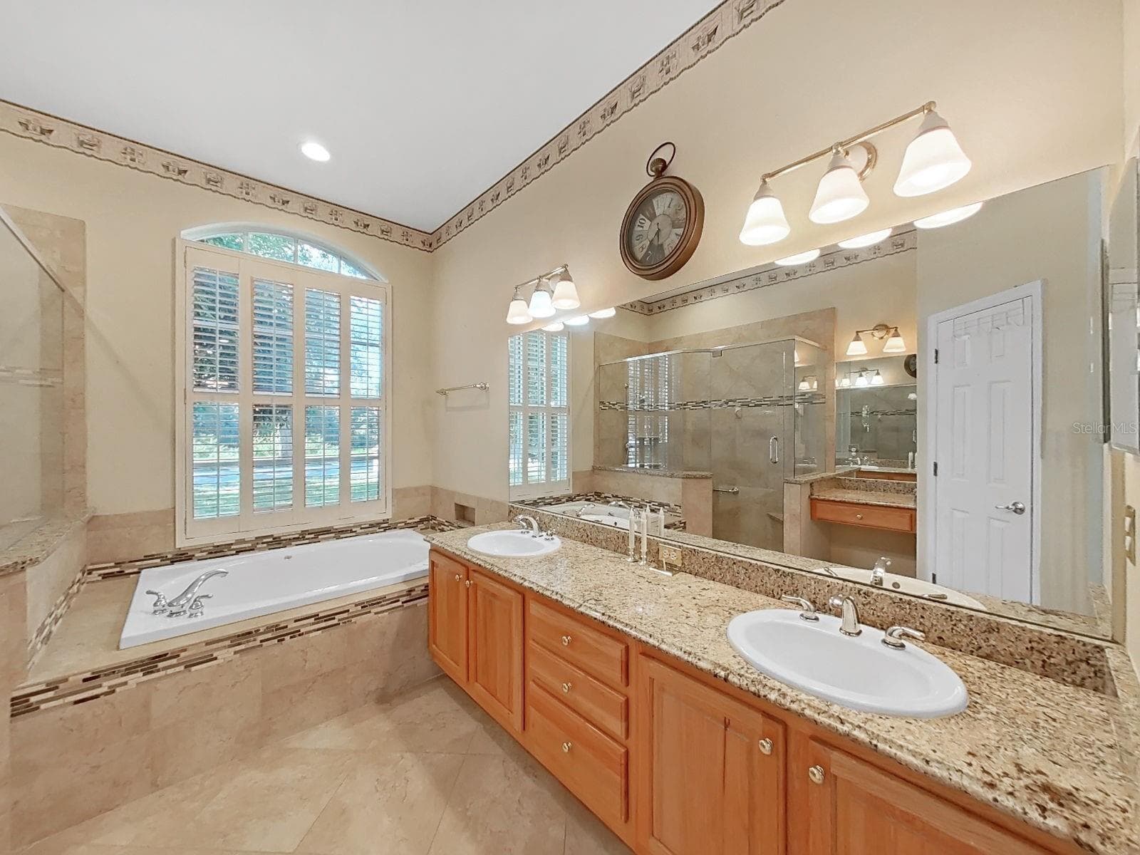 Dual Sinks ~ Spa Tub ~ Plantation Shutters - 14915 DEVONSHIRE WOODS PL, TAMPA