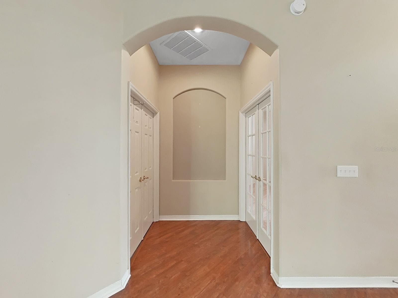 Hall Between Primary Bedroom & Office - 14915 DEVONSHIRE WOODS PL, TAMPA