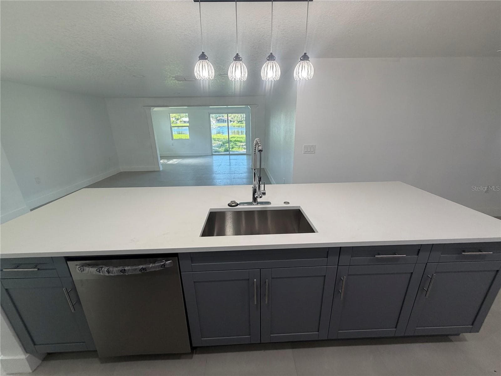 Single Family Residence at 404 LAKEVIEW DR, OLDSMAR, photo 7 of 56