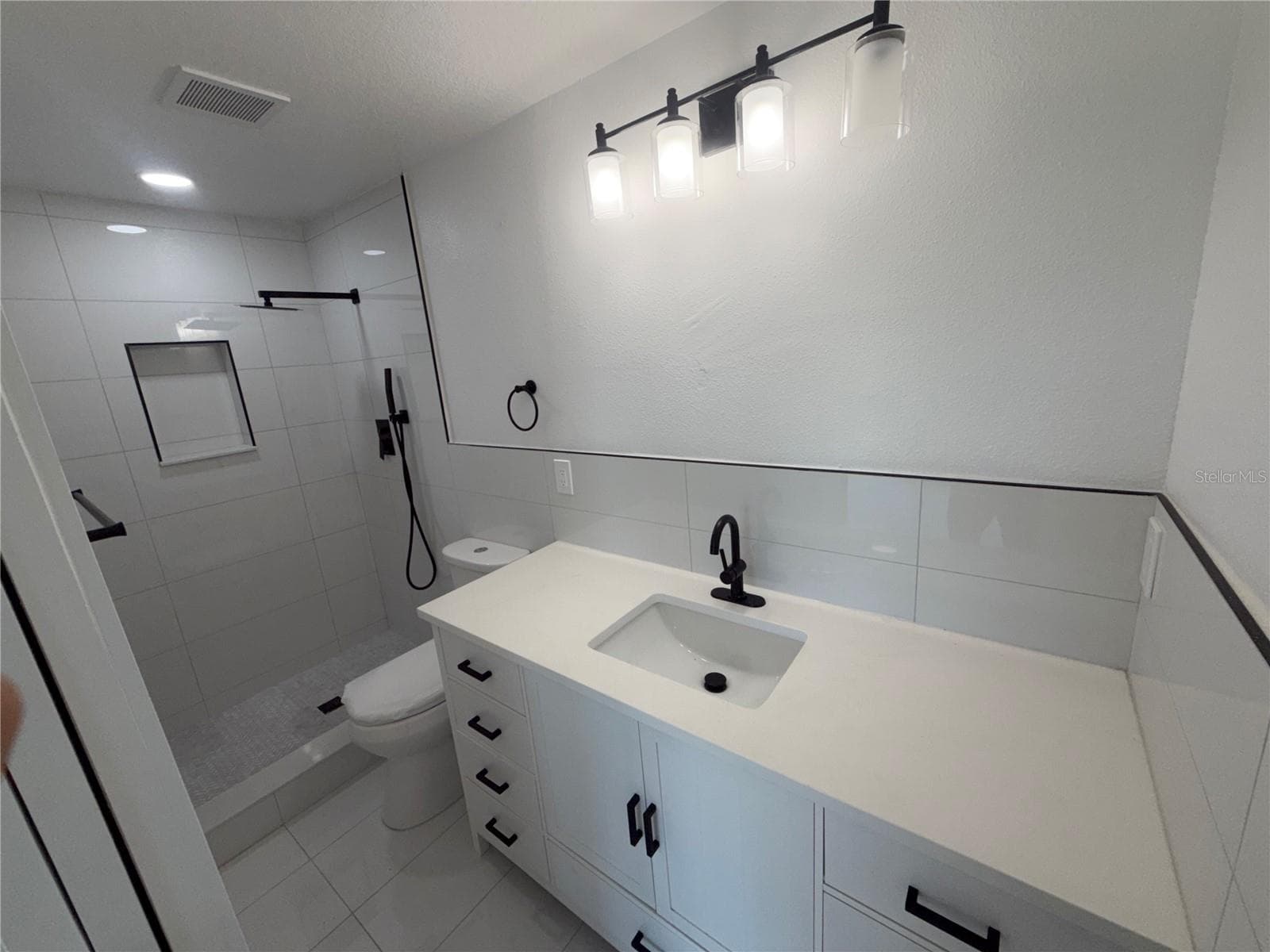 Single Family Residence at 404 LAKEVIEW DR, OLDSMAR, photo 11 of 56