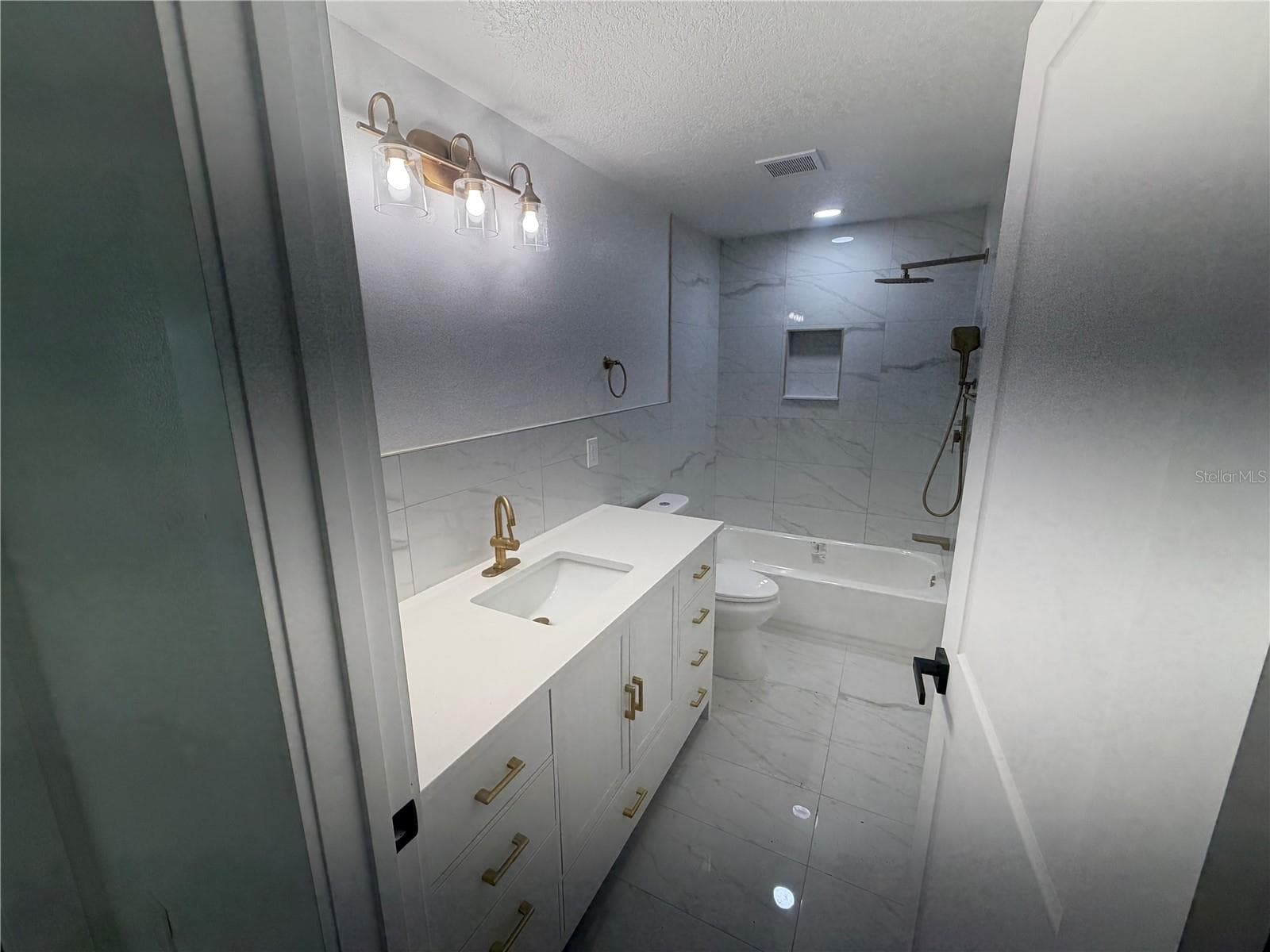 Single Family Residence at 404 LAKEVIEW DR, OLDSMAR, photo 13 of 56