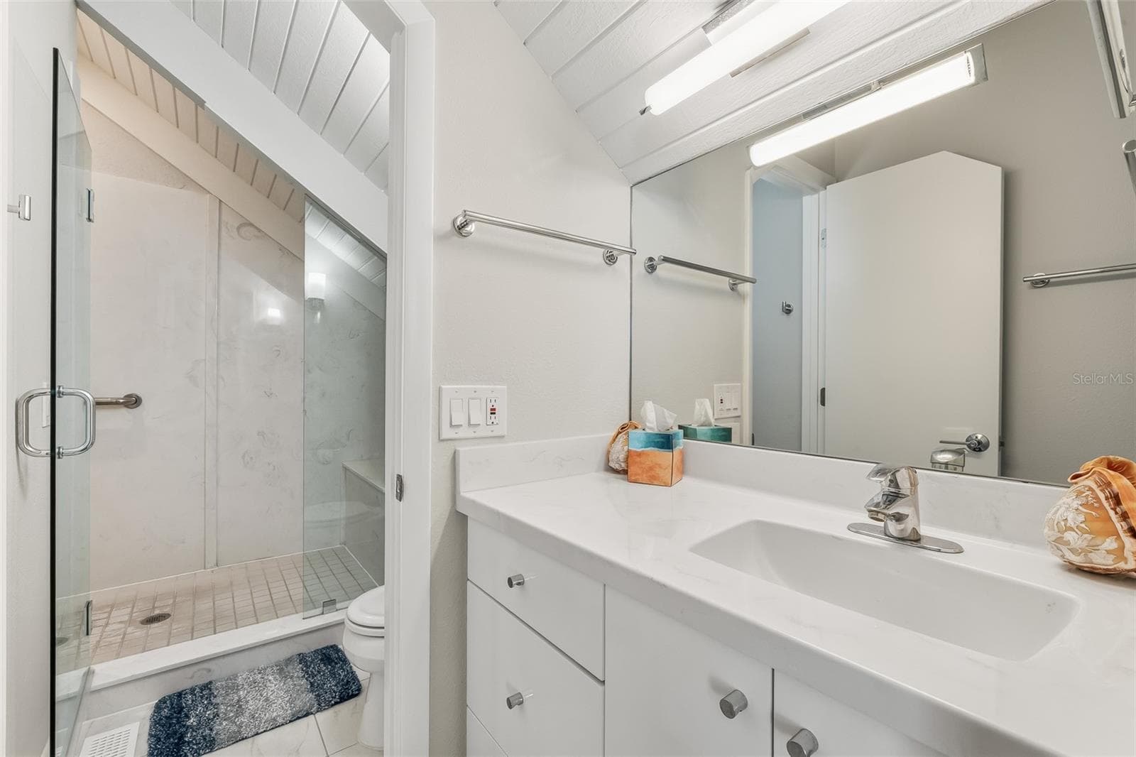 Upstairs Guest Bathroom - 5000 GASPARILLA RD #26, BOCA GRANDE