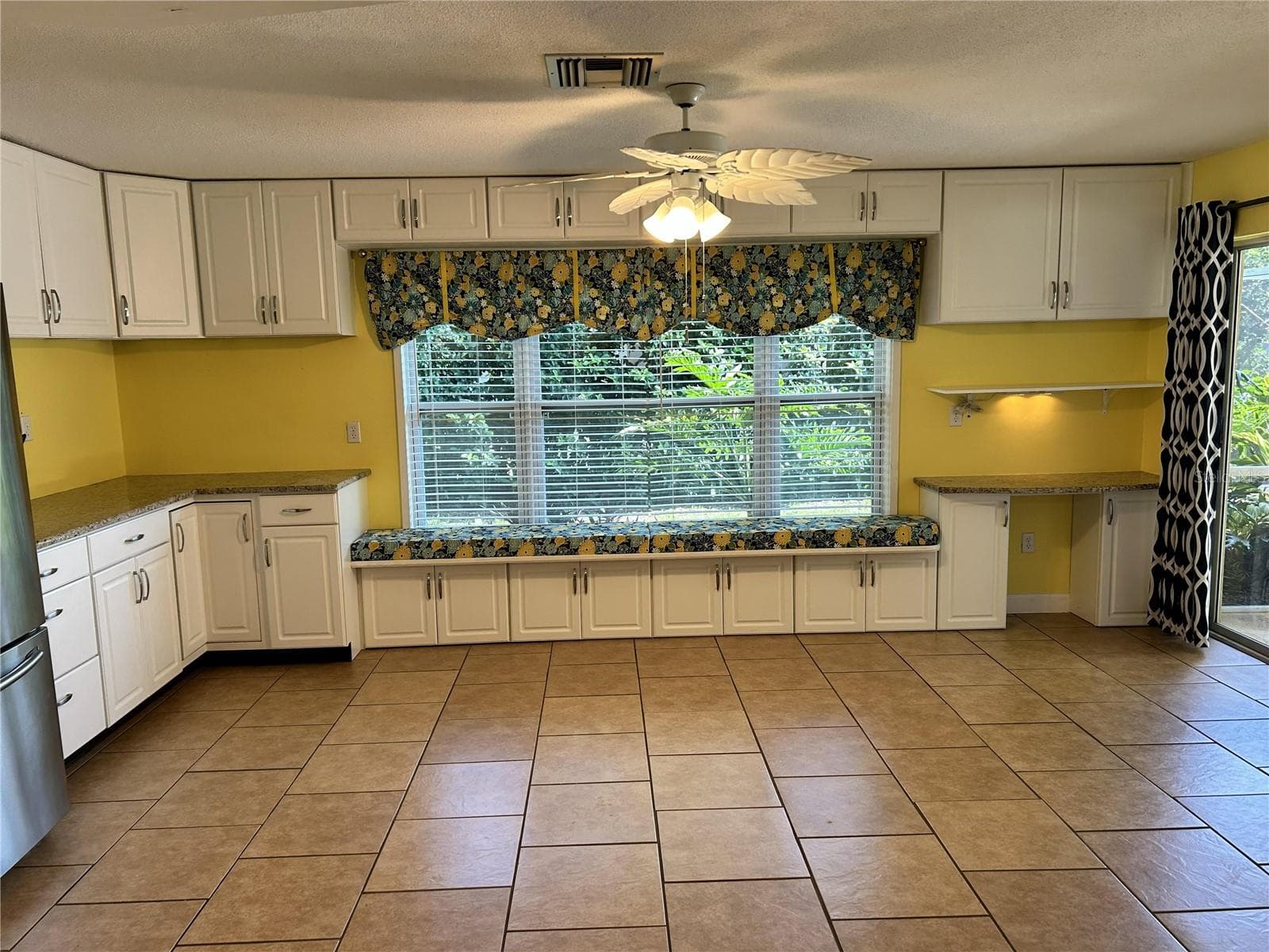 Single Family Residence at 2019 FOREST VIEW DR, PALM HARBOR, photo 6 of 28
