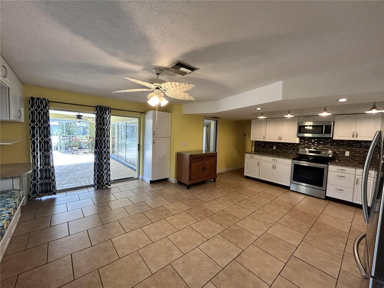 Single Family Residence at 2019 FOREST VIEW DR, PALM HARBOR, photo 7 of 28