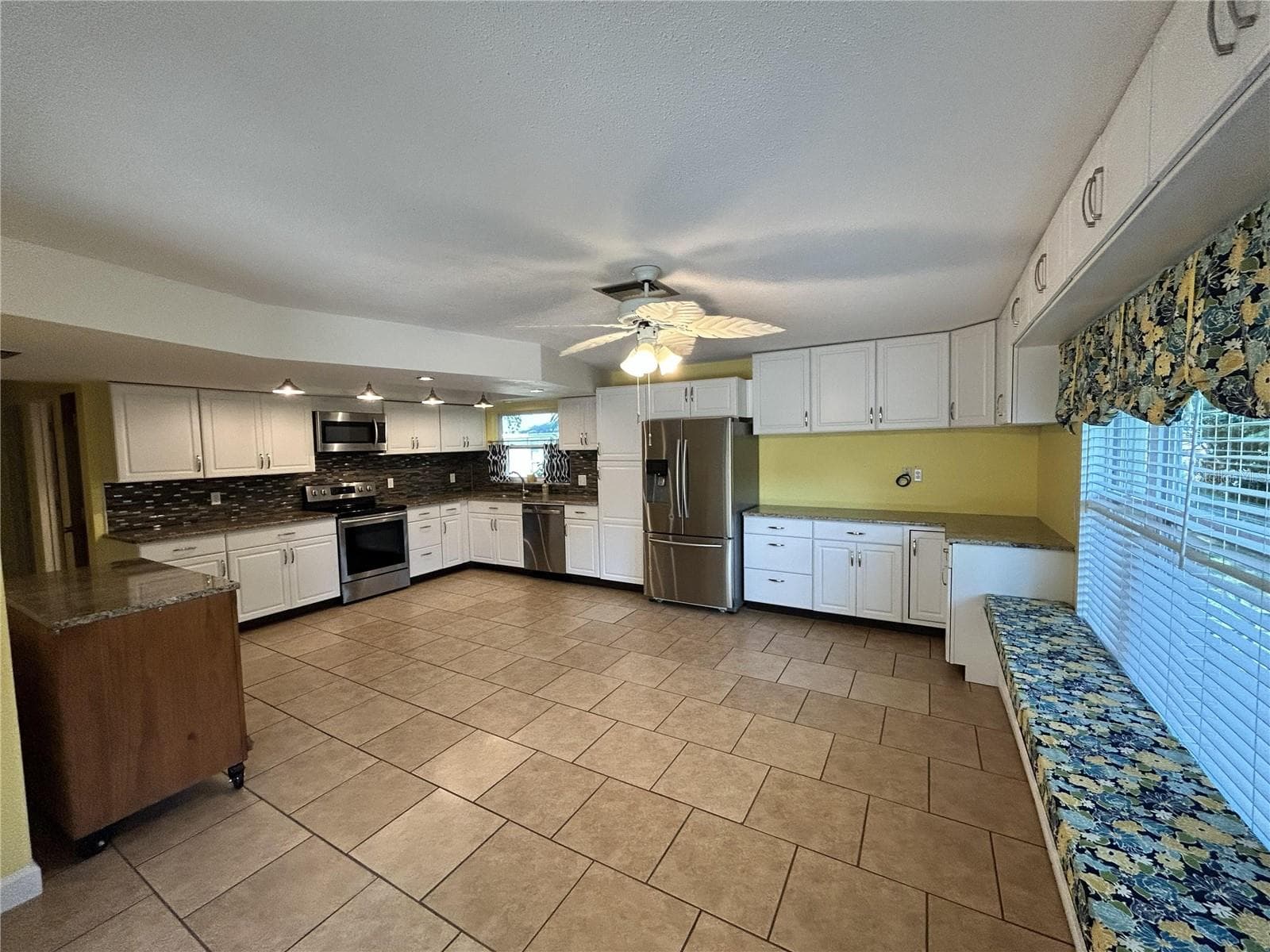 Single Family Residence at 2019 FOREST VIEW DR, PALM HARBOR, photo 9 of 28