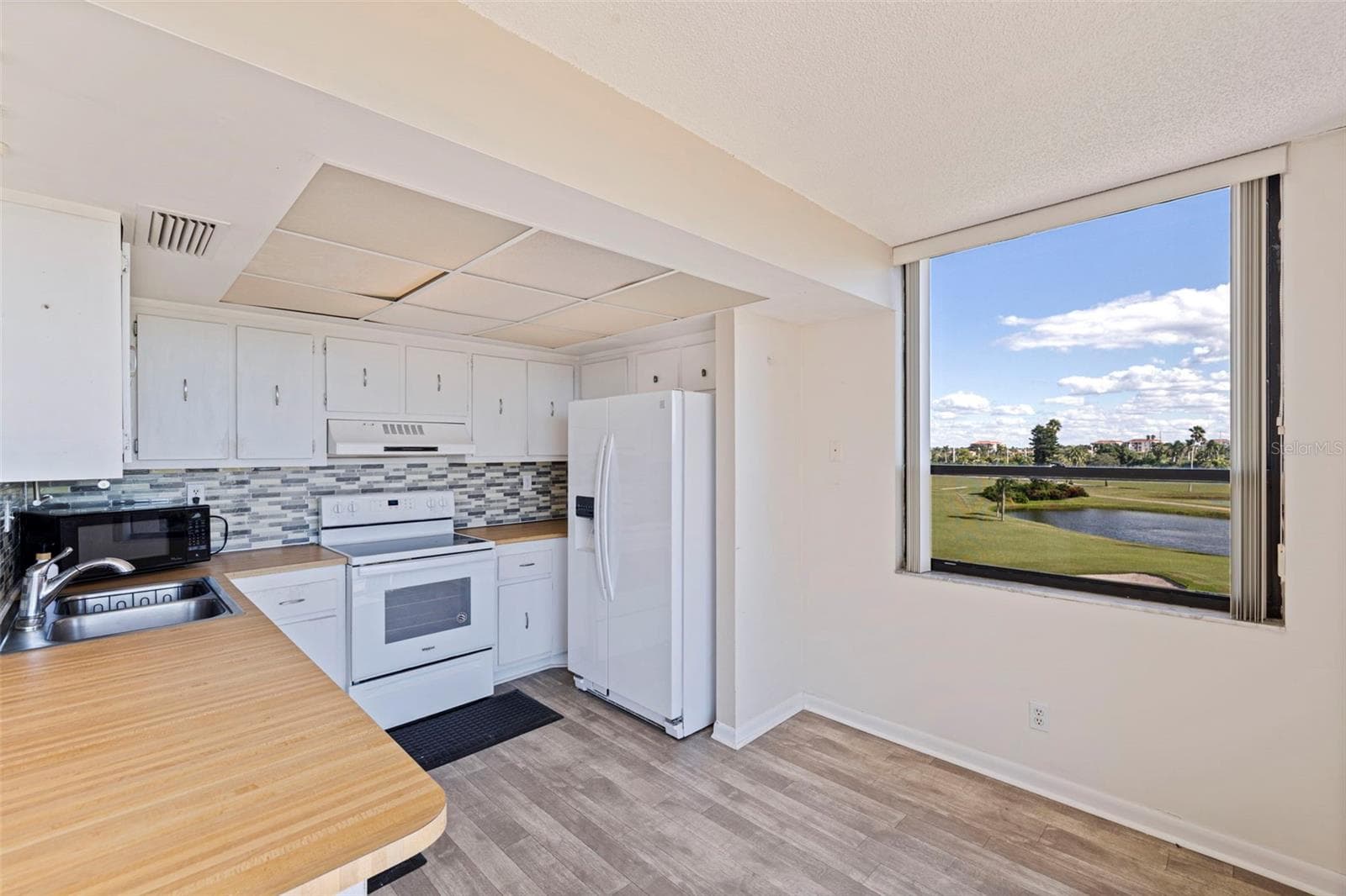Condominium at 6210 SUN BLVD #408, ST PETERSBURG, photo 7 of 21