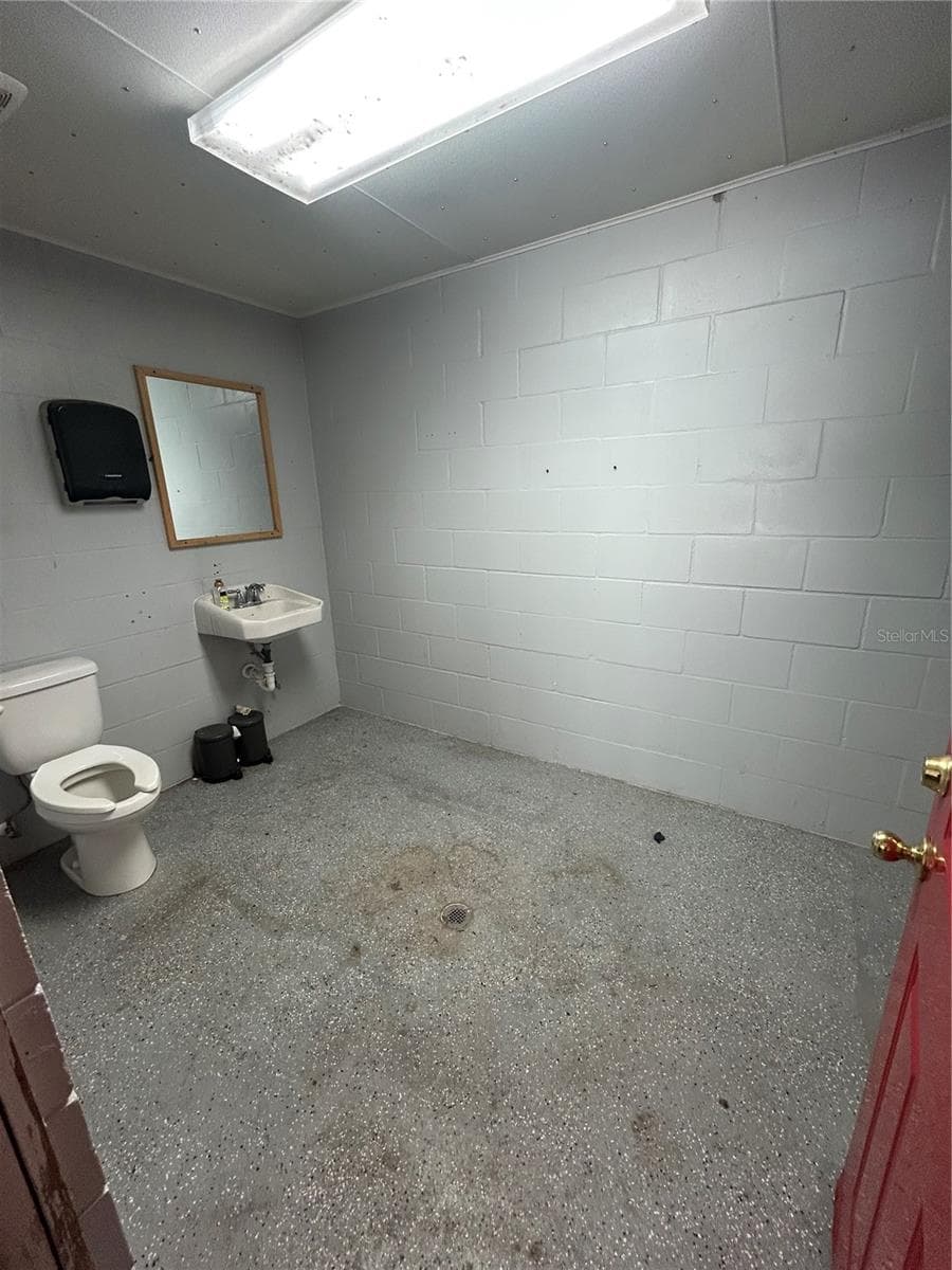 .5 bath in garage - 9001 SCALES RD, LAKELAND