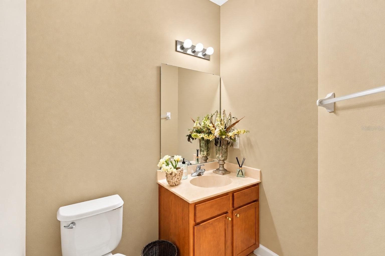 GUEST BATHROOM - 1609 VICTORIA GARDENS DR, DELAND