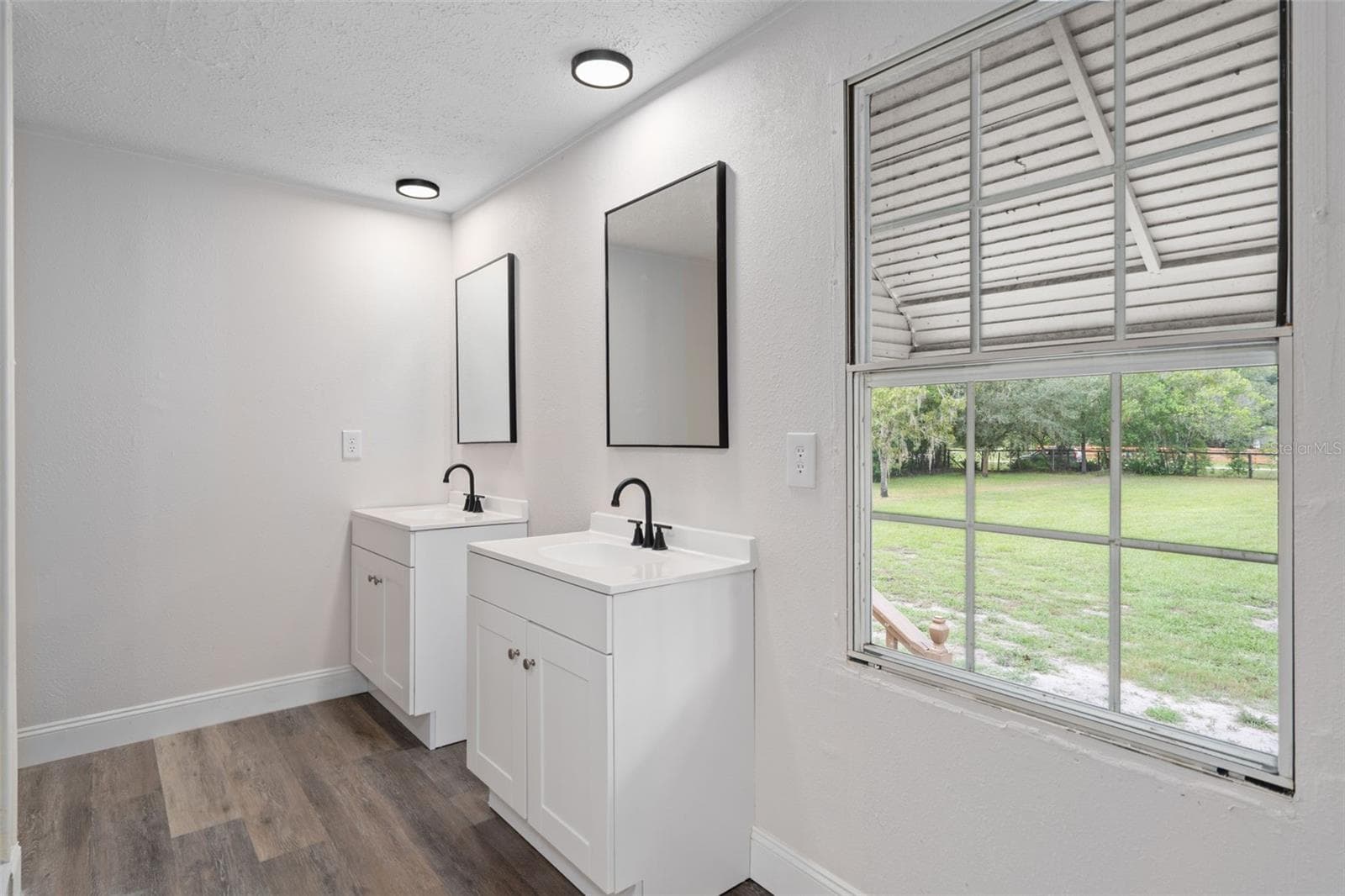 Manufactured Home at 18446 EDGEWOOD DR, SPRING HILL, photo 32 of 76
