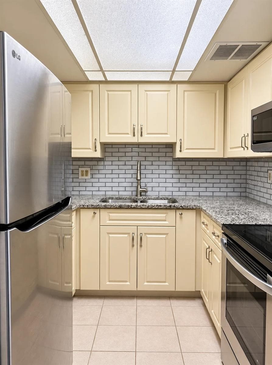 Kitchen - 2437 HARBOR BLVD #110, PORT CHARLOTTE
