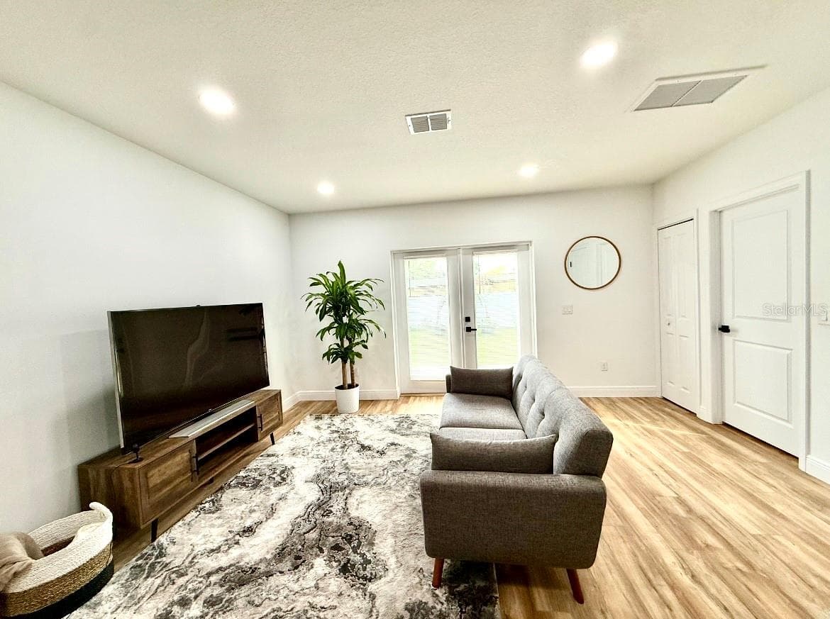 Townhouse at 8110 N GREENWOOD AVE, TAMPA, photo 5 of 16