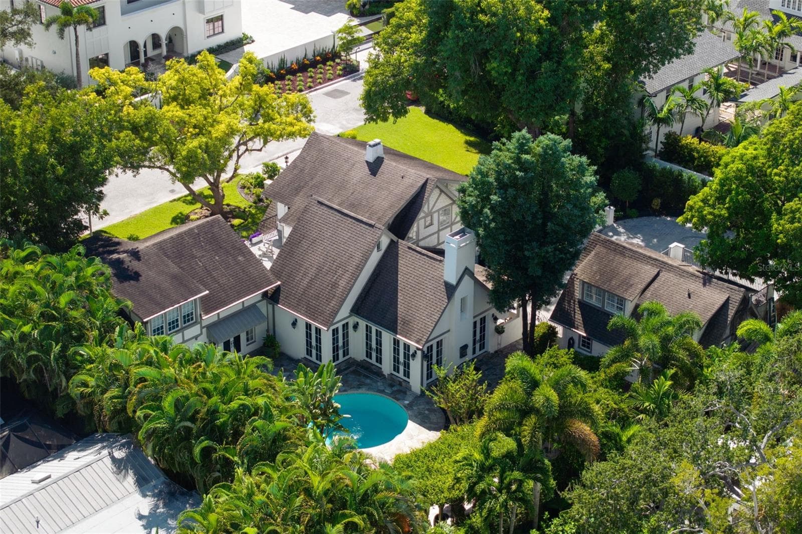 Single Family Residence at 1829 BOUGAINVILLEA ST, SARASOTA, photo 2 of 73