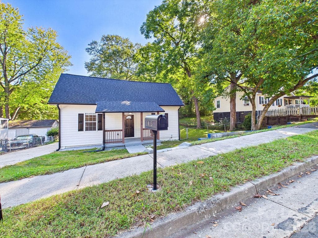 Single Family Residence at 1015 4th Avenue, Gastonia, photo 4 of 40