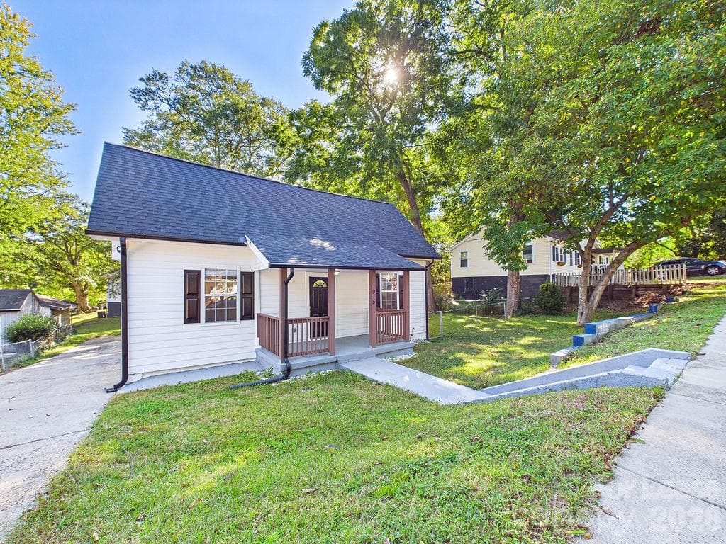 Single Family Residence at 1015 4th Avenue, Gastonia, photo 5 of 40