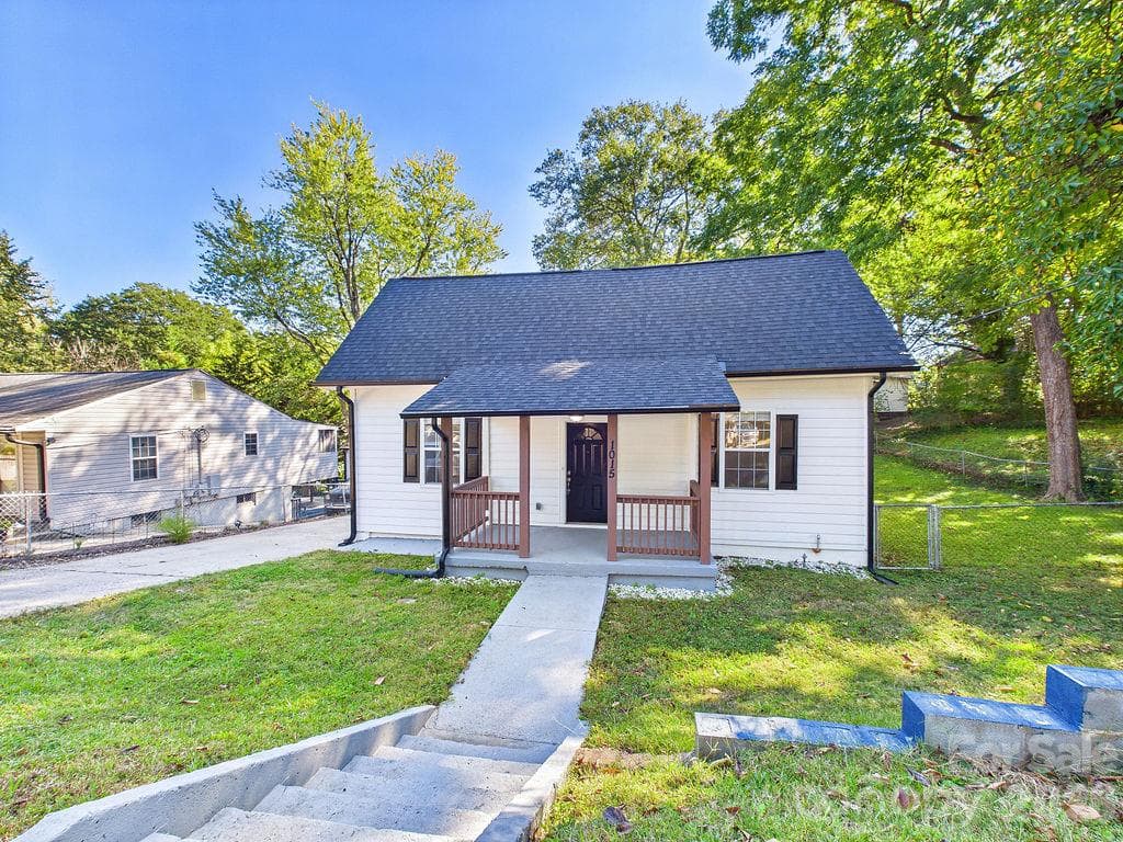 Single Family Residence at 1015 4th Avenue, Gastonia, photo 4 of 39