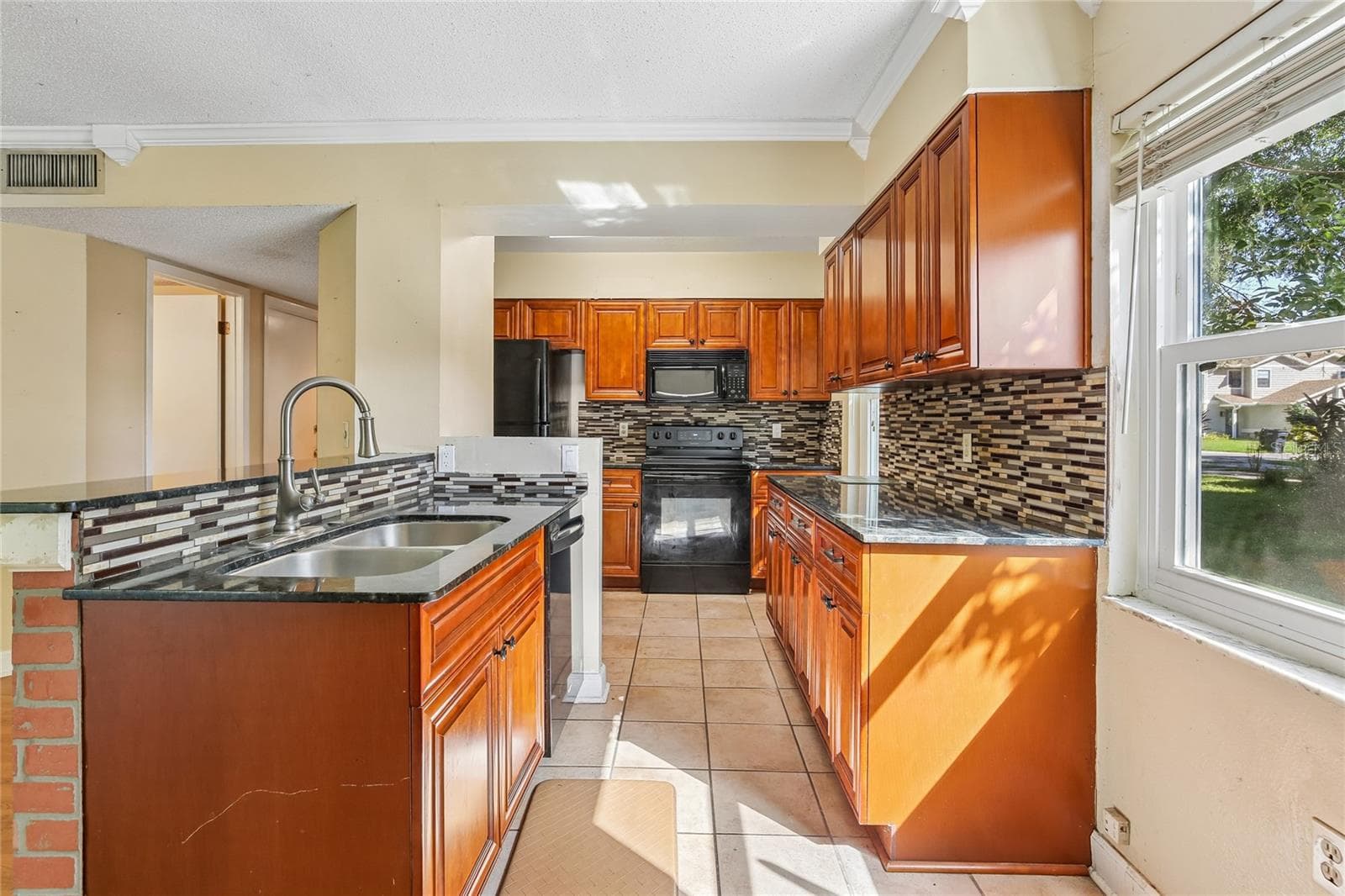 Townhouse at 5214 CORVETTE DR, TAMPA, photo 10 of 34