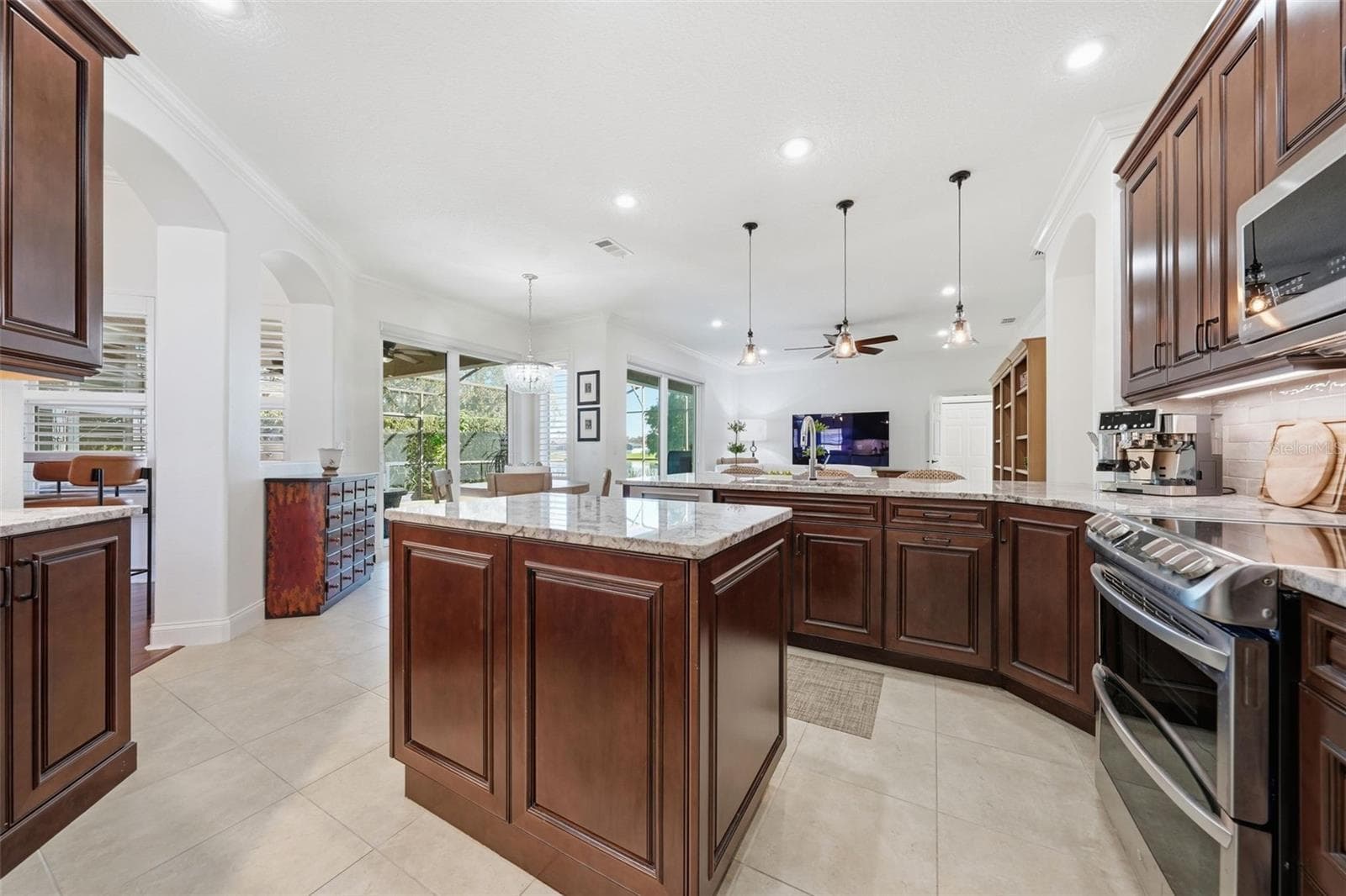 KITCHEN VIEW TO THE FAMILY ROOM - 13850 BLUEWATER CIR, ORLANDO