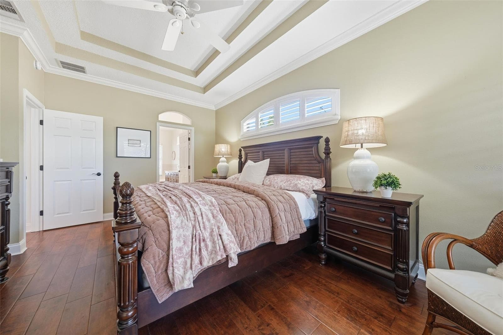 PRIMARY BEDROOM WITH ENGINEERED HARDWOOD FLOORS AND TRANSOM WINDOW - 13850 BLUEWATER CIR, ORLANDO