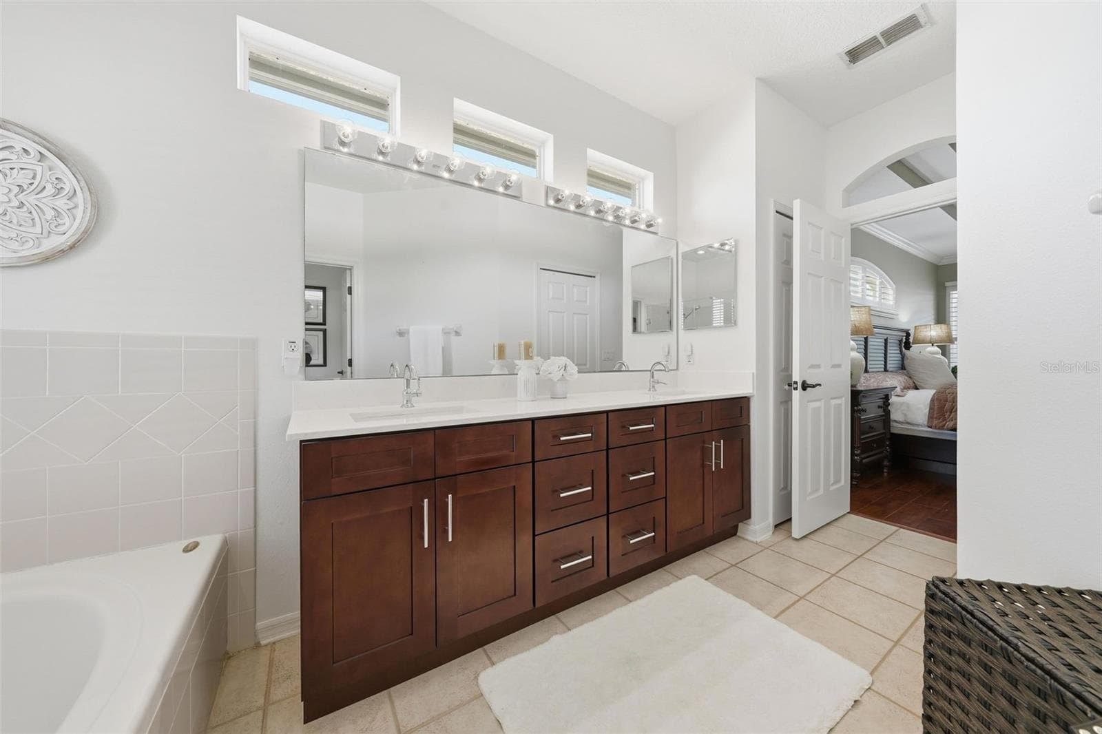 LARGE PRIMARY BATHROOM WITH LOTS OF STORAGE - 13850 BLUEWATER CIR, ORLANDO