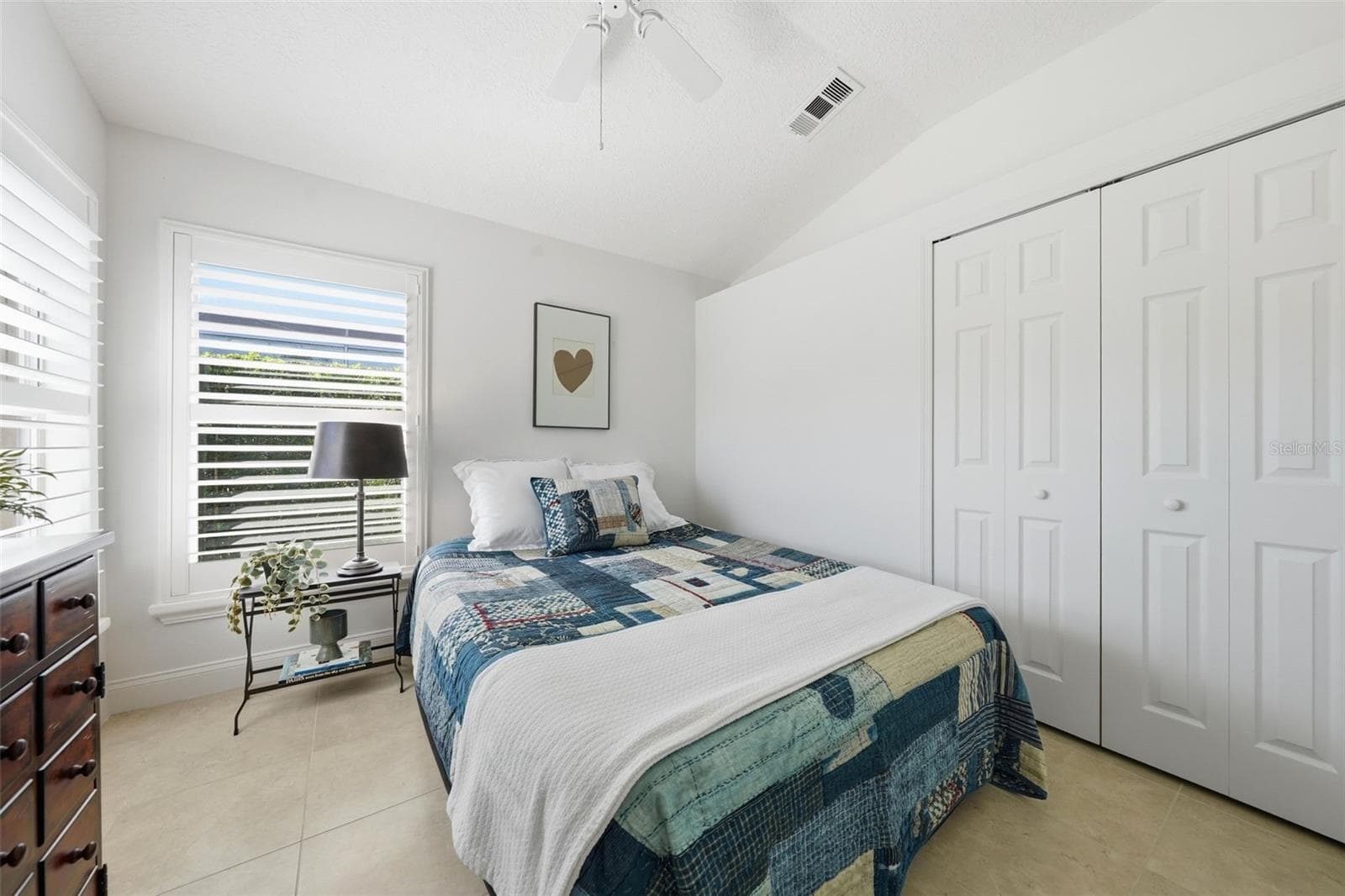 BEDROOM ACROSS FROM THE 3RD FULL BATHROOM (ALSO THE POOL BATH) - 13850 BLUEWATER CIR, ORLANDO