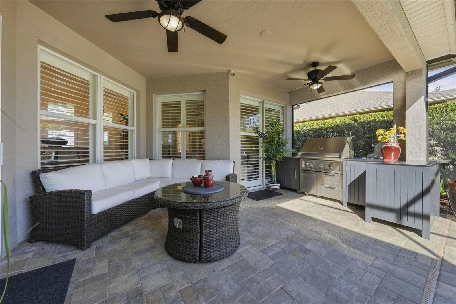 COVERED PATIO AREA WITH 2 CEILING FANS - 13850 BLUEWATER CIR, ORLANDO
