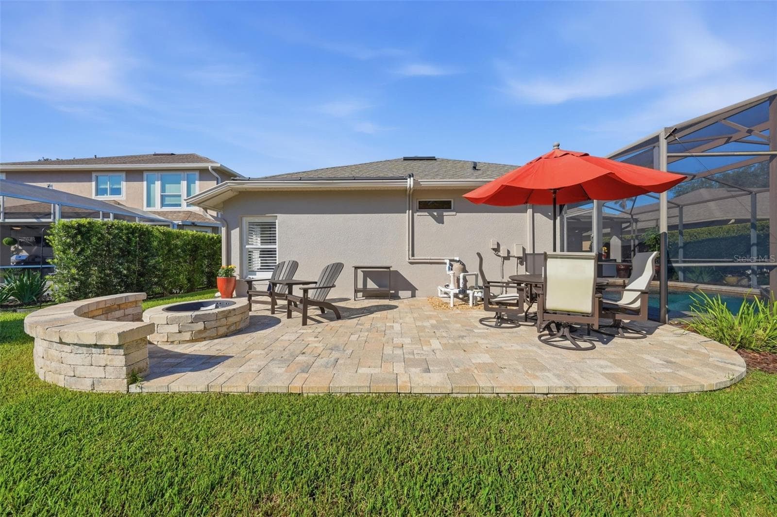 PAVER PATIO WITH BUILT IN SEATING AND FIRE PIT - 13850 BLUEWATER CIR, ORLANDO