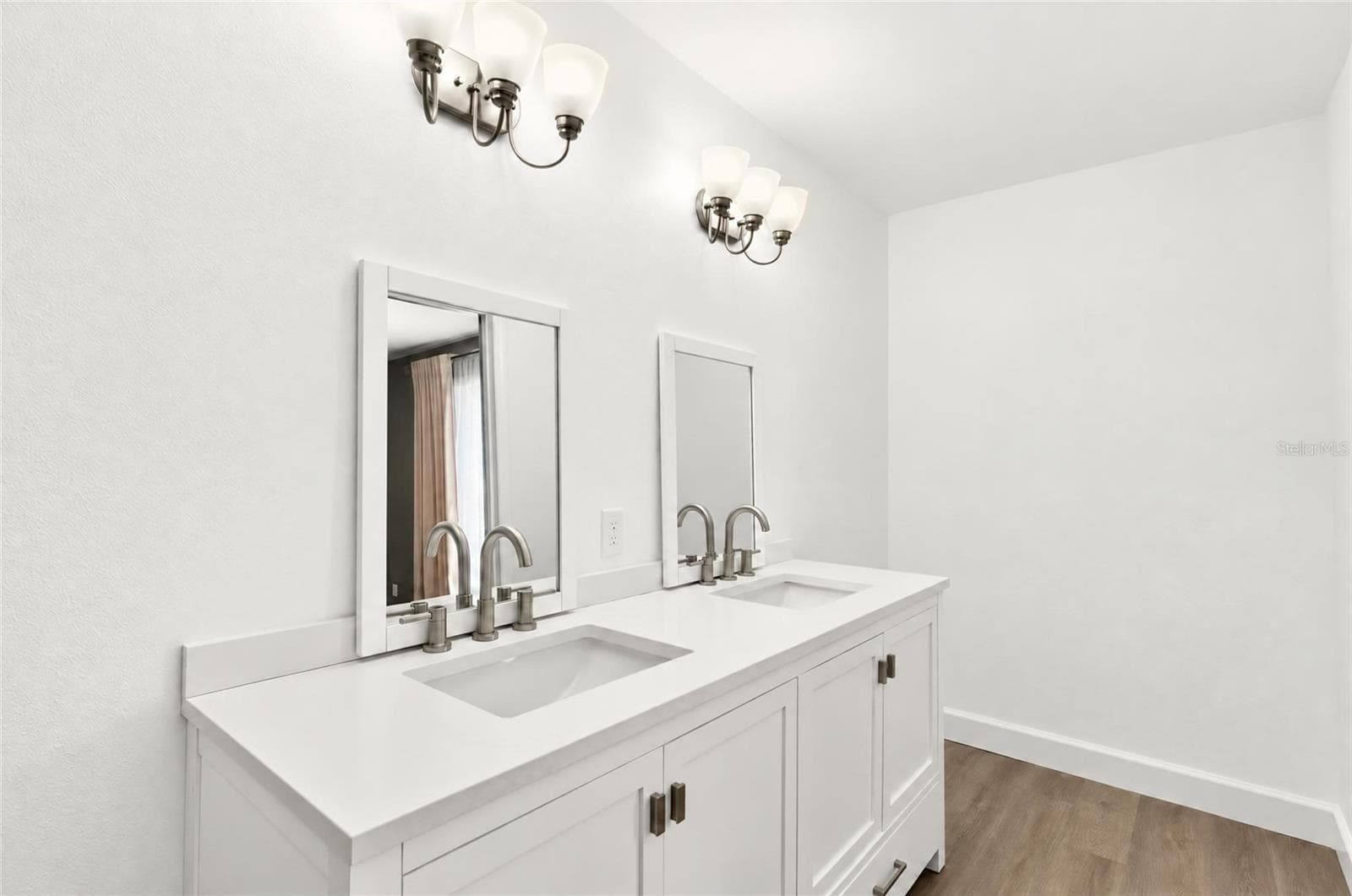Master Bathroom with Dual Vanities - 1333 SE 3RD ST, OCALA