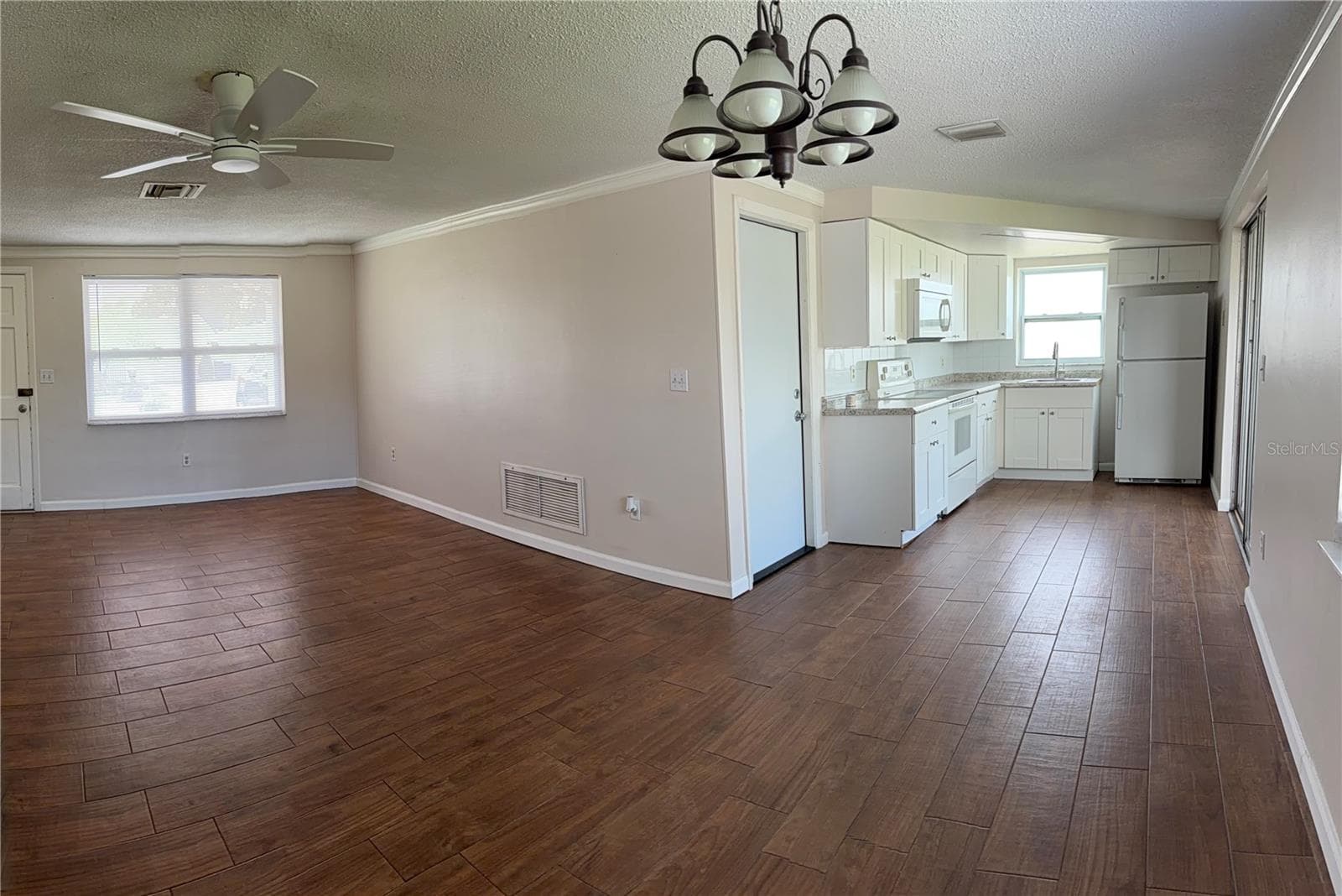 Single Family Residence at 7323 OAK CREST DR, PORT RICHEY, photo 2 of 31