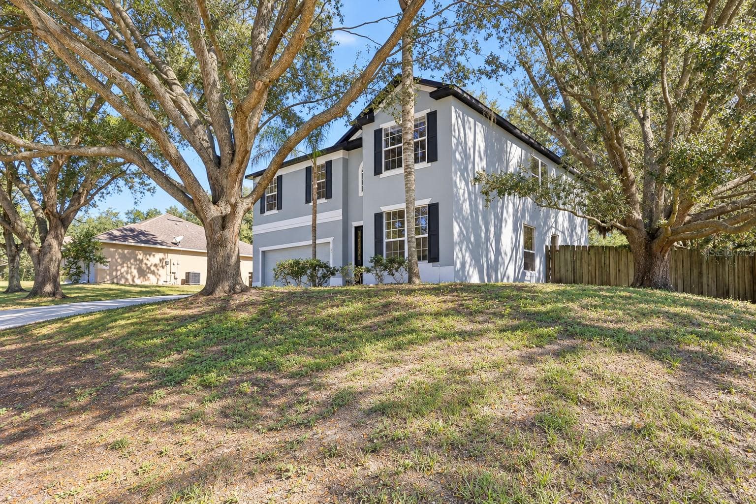 A stately home with mature trees for shade. - 1305 WINDY BLUFF DR, MINNEOLA