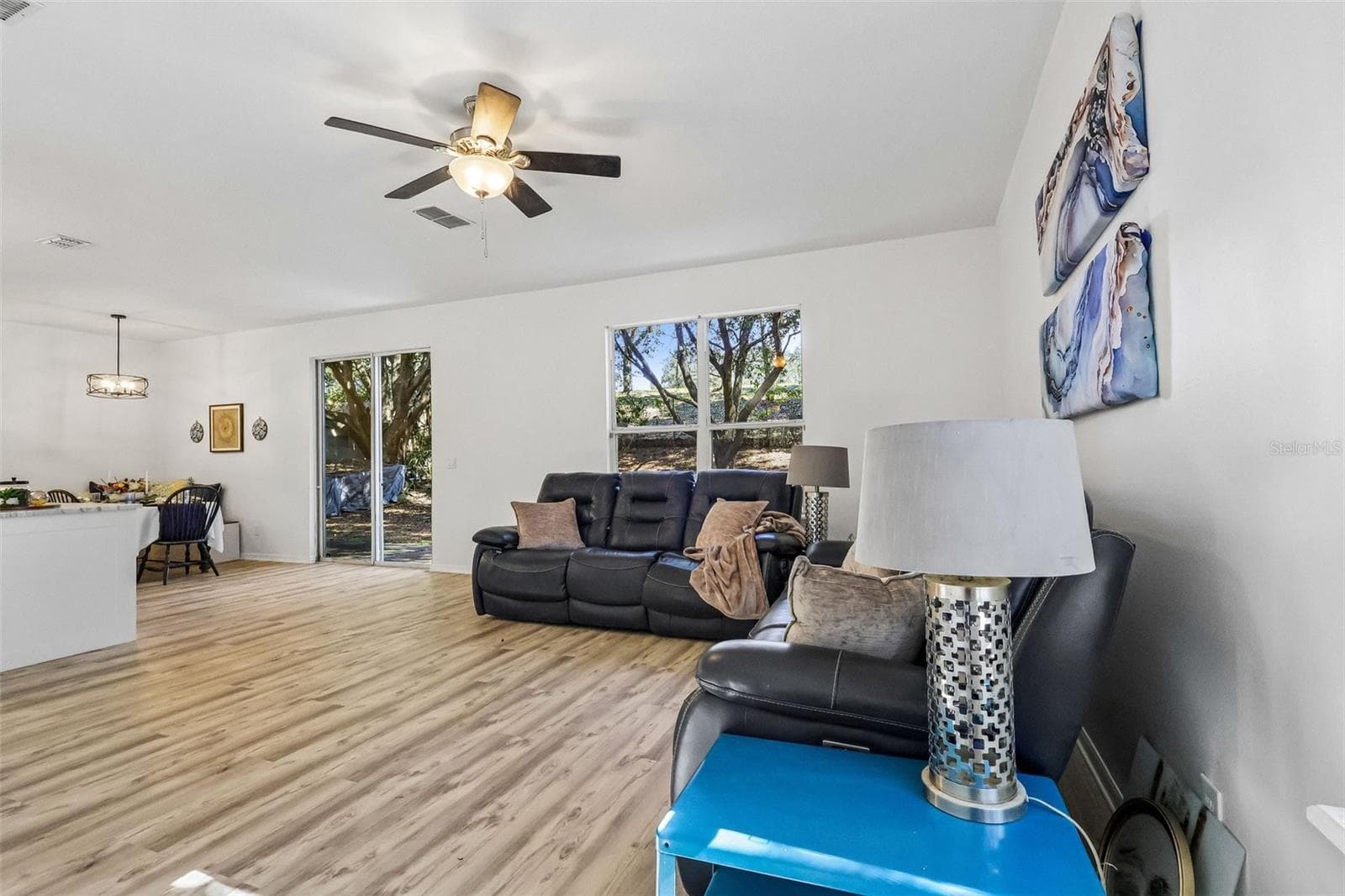 The family room facing the backyard and adjacent to the kitchen. - 1305 WINDY BLUFF DR, MINNEOLA