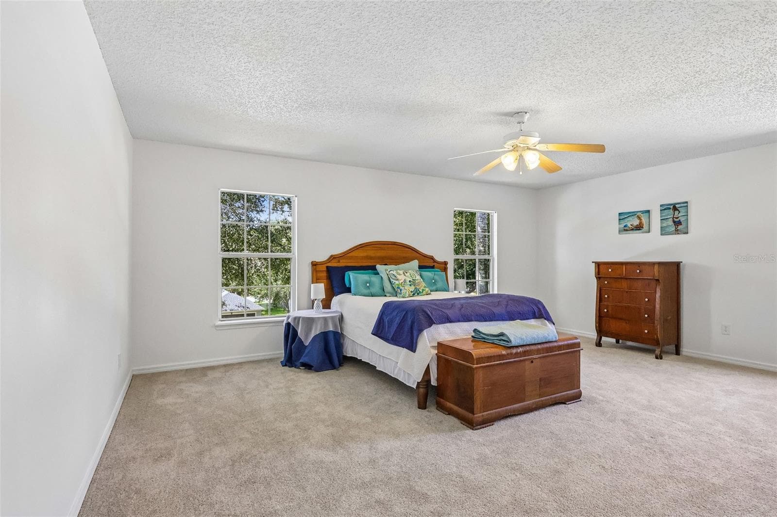Large master bedroom with en-suite bath and two walk-in closets. - 1305 WINDY BLUFF DR, MINNEOLA