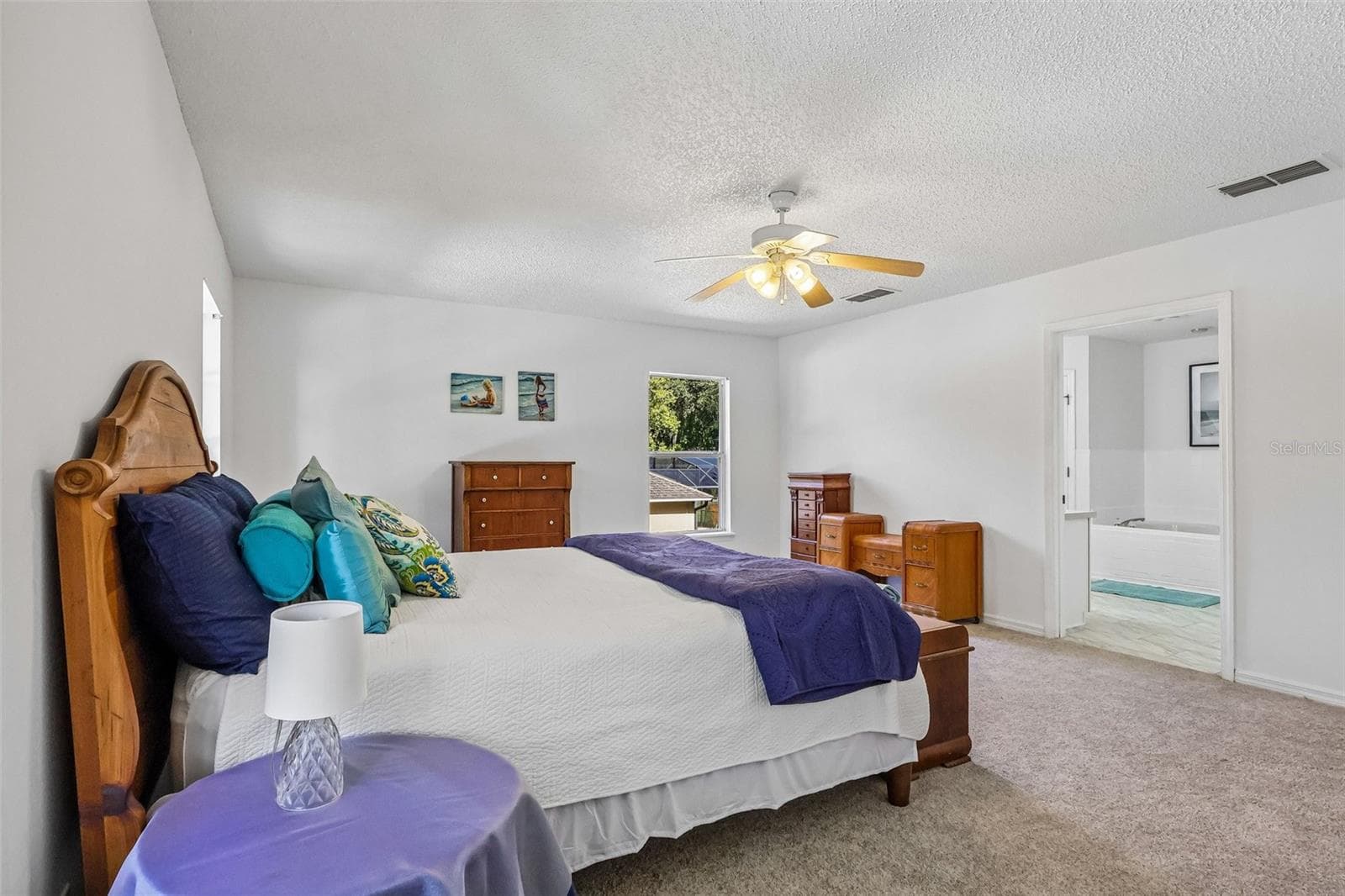Large master bedroom with en-suite bath and two walk-in closets. - 1305 WINDY BLUFF DR, MINNEOLA