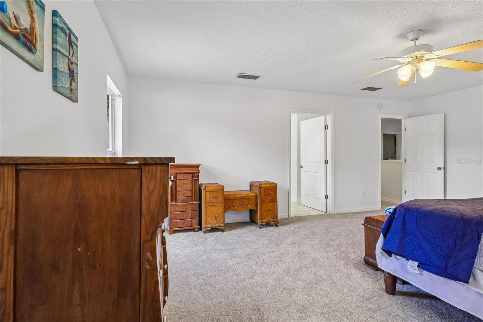 Large master bedroom with en-suite bath and two walk-in closets. - 1305 WINDY BLUFF DR, MINNEOLA