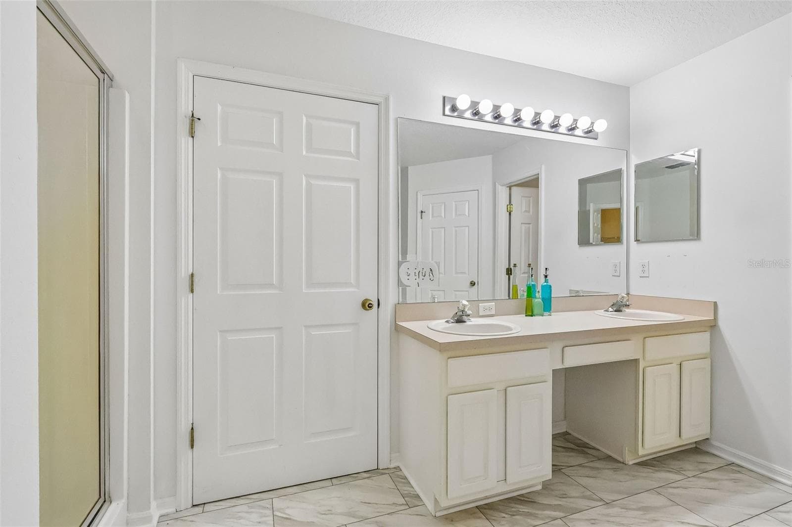 Master bath with water closet, stand up shower, soaking tub, and two walk-in closets. - 1305 WINDY BLUFF DR, MINNEOLA