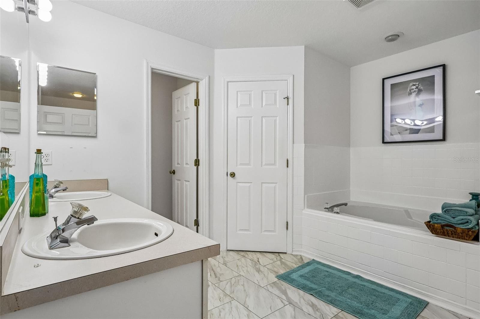 Master bath with water closet, stand up shower, soaking tub, and two walk-in closets. - 1305 WINDY BLUFF DR, MINNEOLA