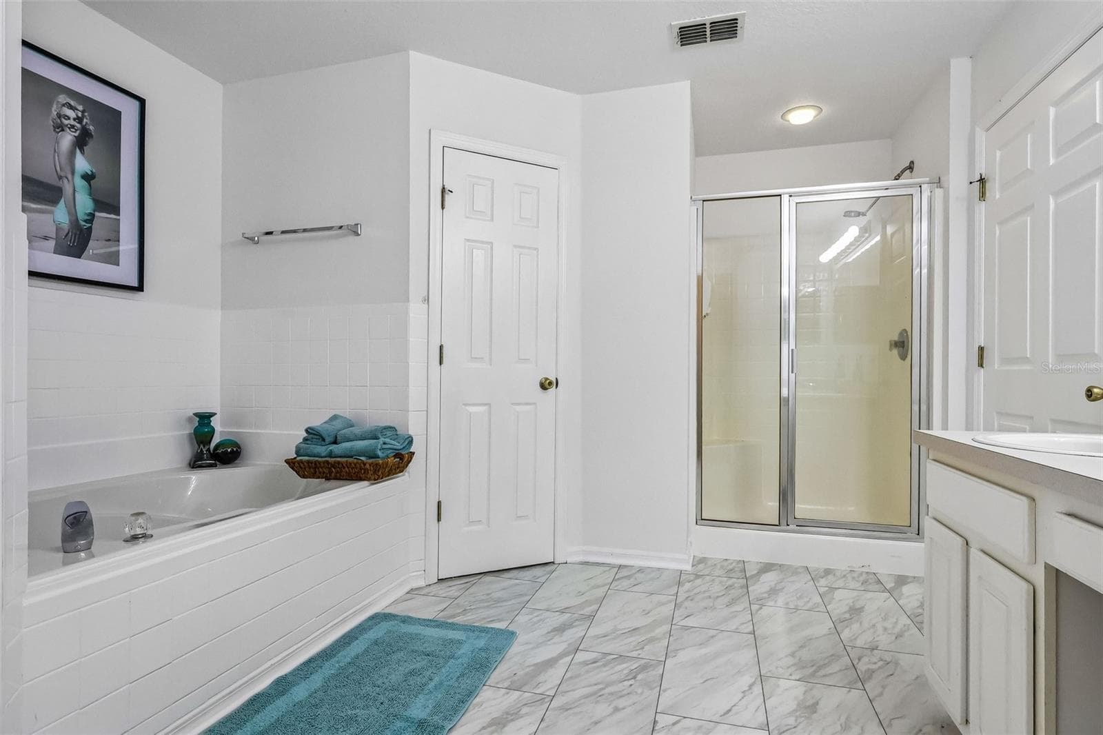 Master bath with water closet, stand up shower, soaking tub, and two walk-in closets. - 1305 WINDY BLUFF DR, MINNEOLA