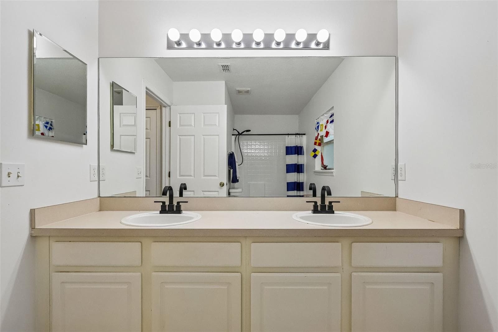Upstairs guest bathroom is spacious -- great for sharing. - 1305 WINDY BLUFF DR, MINNEOLA