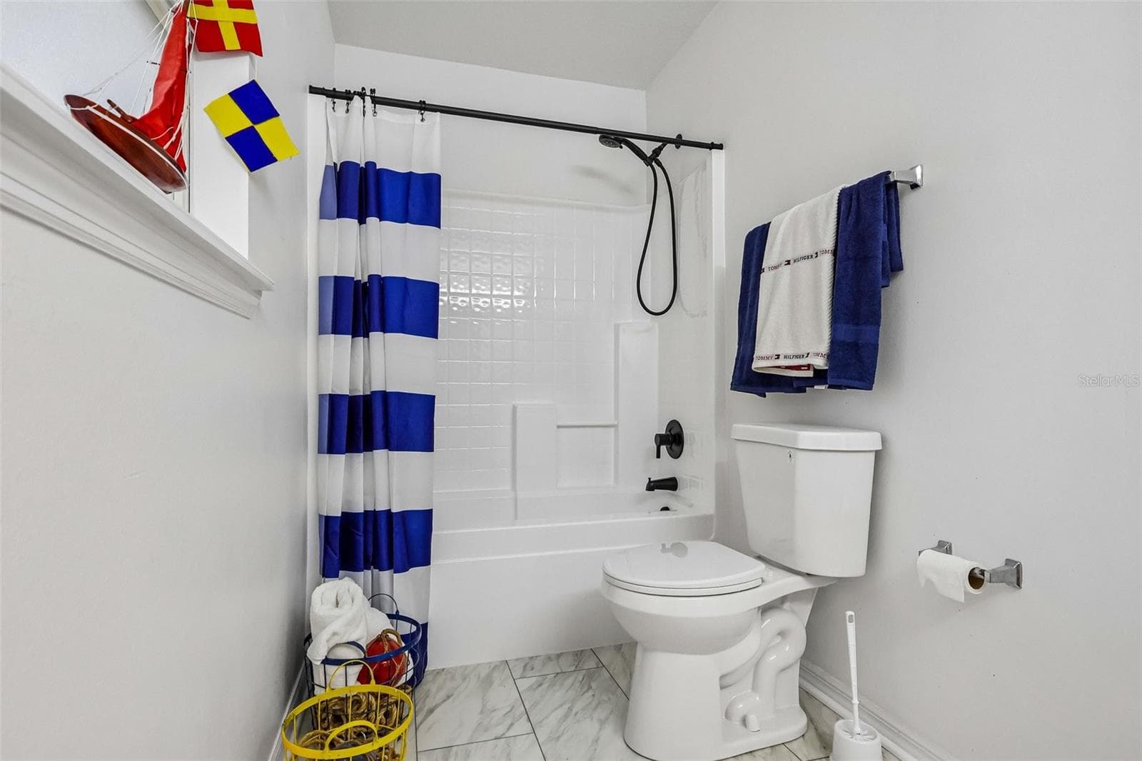Upstairs guest bathroom is spacious -- great for sharing. - 1305 WINDY BLUFF DR, MINNEOLA