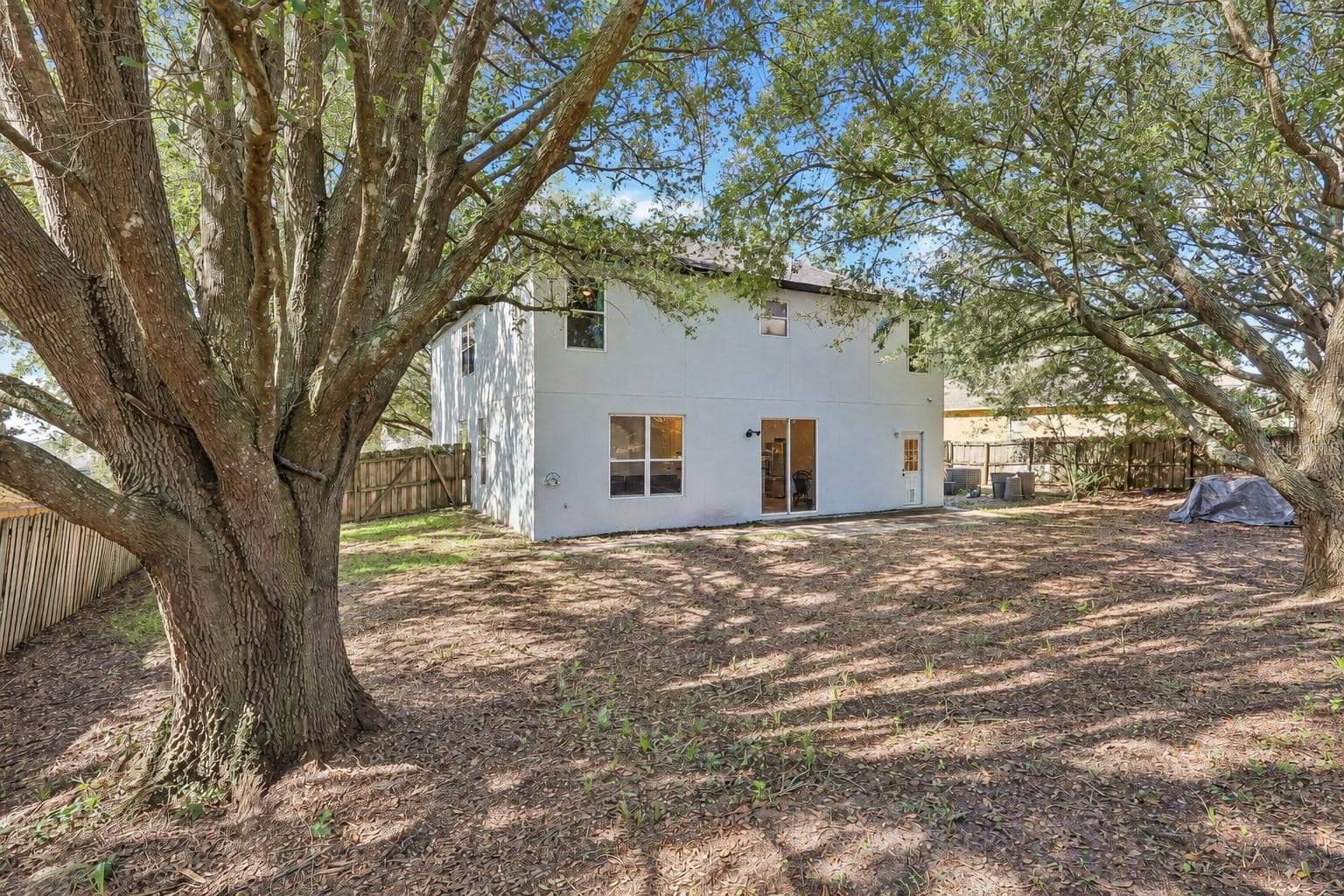 Backyard is large with no neighbor behind you. - 1305 WINDY BLUFF DR, MINNEOLA