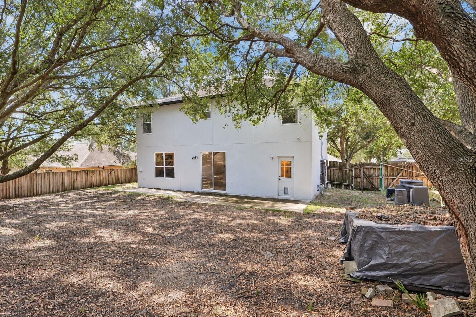 Backyard is large with no neighbor behind you. - 1305 WINDY BLUFF DR, MINNEOLA