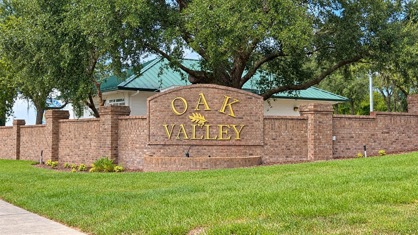 Oak Valley is a lovely, well-maintained neighborhood with a low-key HOA. - 1305 WINDY BLUFF DR, MINNEOLA