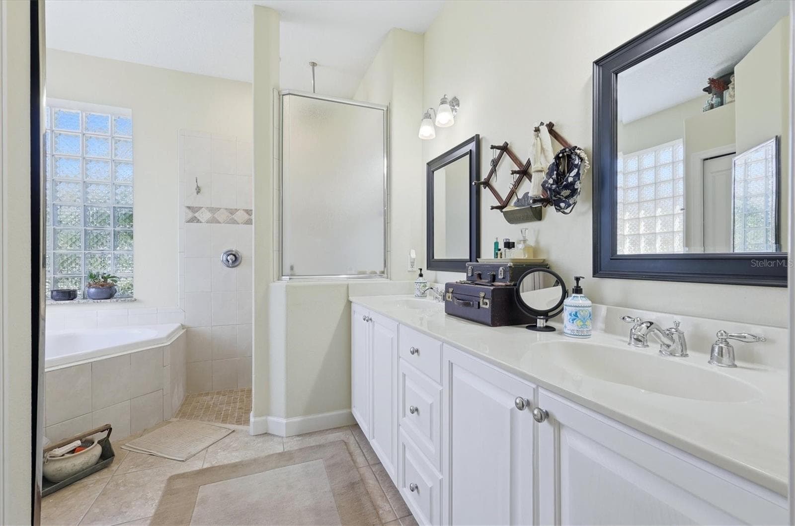 Single Family Residence at 1753 KINGSDOWN DR, SARASOTA, photo 19 of 42