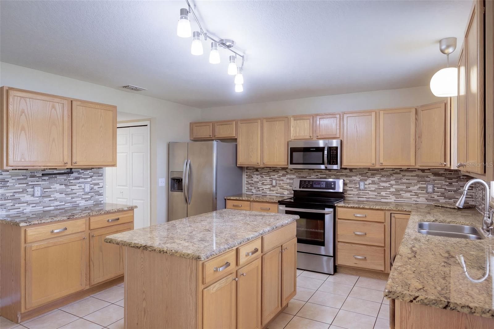 Single Family Residence at 410 FAIRFIELD DR, SANFORD, photo 12 of 55